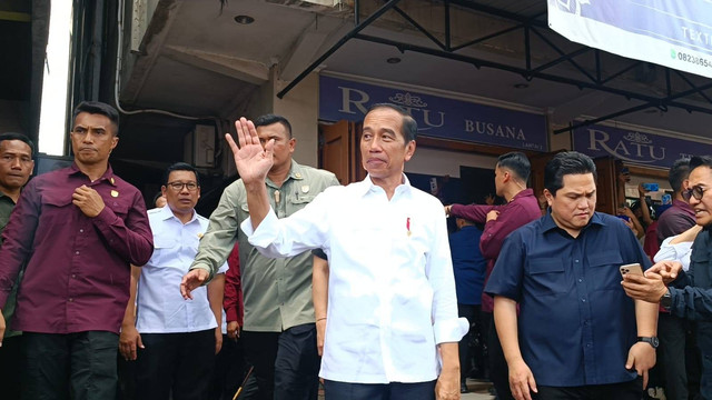 Presiden Jokowi saat diwawancarai wartawan usai tinjau Pasar Senggol, Dumai, Riau, Sabtu (1/6). Foto: Fadlan Nuril Fahmi/kumparan