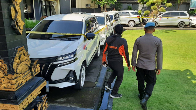 Polisi mengamankan sebanyak 28 unit mobil dan 2 unit motor dengan STNK palsu atau bodong di wilayah Kabupaten Klungkung, Bali, Sabtu (1/6). Foto: Dok. Istimewa