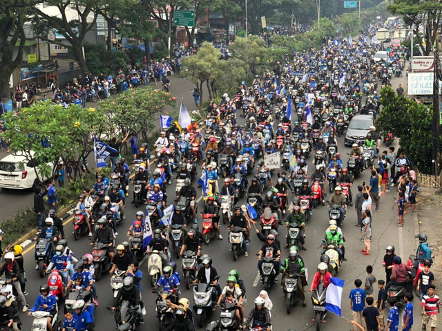 Ribuan Bobotoh mulai memadati jalanan  Dr. Junjunan Bandung, untuk bersiap ikut parade sambut kembalinya Skuad Persib Bandung, Sabtu (1/6). Foto: Robby Bouceu/kumparan