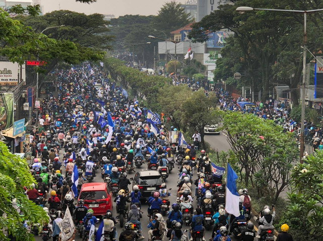 Ribuan Bobotoh mulai memadati jalanan  Dr. Junjunan Bandung, untuk bersiap ikut parade sambut kembalinya Skuad Persib Bandung, Sabtu (1/6). Foto: Robby Bouceu/kumparan