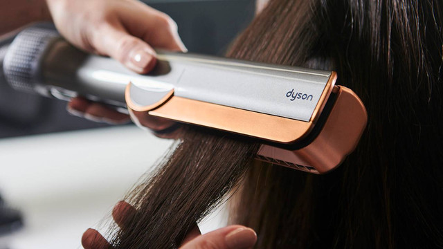 Dyson Airstrait straightener, catokan yang bisa dipakai di rambut basah. Foto: Dyson