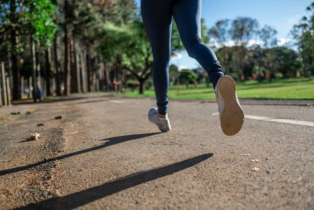 Jogging di ragunan. Foto hanya ilustrasi, bukan gambar sebenarnya. Sumber foto: Pexels/Daniel Reche