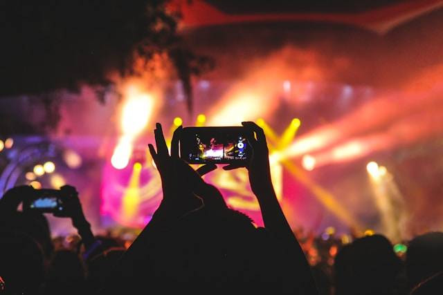 Ilustrasi Tips Nonton Konser Kpop, bukan tempat sebenarnya. Sumber: Noiseporn / Unsplash