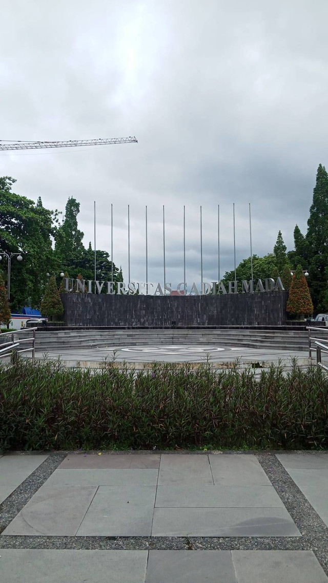 Depan Universitas Gadjah Mada (Dok.Pribadi/I Gede Sutrawan)