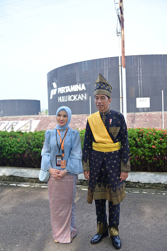 Presiden Joko Widodo bersama Dirut Pertamina Nicke Widyawati usai upacara peringatan Hari Lahir Pancasila di Pertamina Hulu Rokan di Dumai, Riau, Sabtu (1/6/2024). Foto: Dok. Pertamina