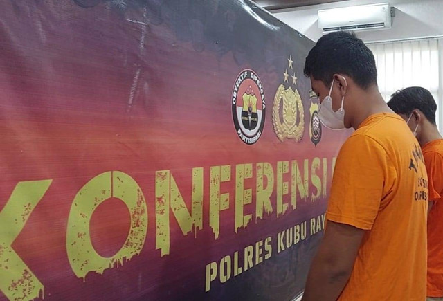 Pelaku pencurian besi di Basarnas Supadio. Polres Kubu Raya berhasil menangkap pencuri besi di Basarnas, pelaku mengaku uangnya digunakan untuk bermain judi online. Foto: Dok. Polres Kubu Raya