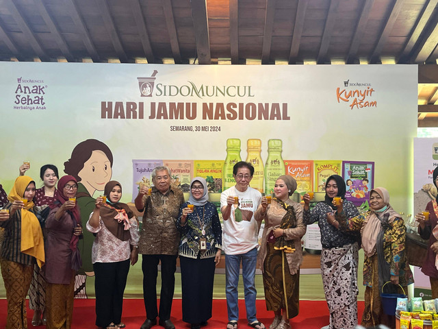 PT Industri Jamu Dan Farmasi Sido Muncul Tbk menggelar acara “Ayo Minum Jamu” bersama 100 pedagang jamu di Pabrik Sido Muncul, Semarang, Jawa Tengah, pada Kamis (30/5). Foto: kumparan