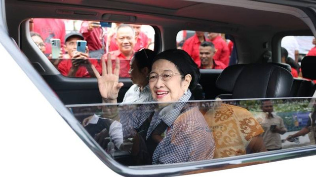 Presiden Ke-5 RI sekaligus Ketua Umum PDI Perjuangan Megawati Soekarnoputri menyapa ratusan kadernya yang berkumpul di Kantor DPC PDIP Kabupaten Ende di Jalan Eltari, Kabupaten Ende, Nusa Tenggara Timur, Sabtu (1/6/2024). Foto: DPP PDIP/HO/Antara