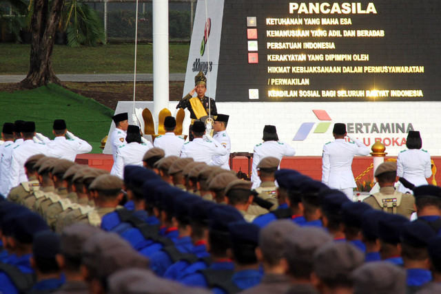 Presiden Jokowi memberikan penghormatan kepada bendera Merah Putih pada upacara memperingati Hari Lahir Pancasila di Lapangan Garuda Pertamina Hulu Rokan (PHR) Dumai, Riau, Sabtu (1/6/2024). Foto: Aswaddy Hamid/Antara Foto