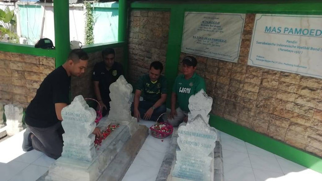 Manajemen Persebaya melakukan ziarah kubur ke makam M. Pamoedji, pendiri Soerabaiasche Indonesische Voetbal Bond (SIVB), yang merupakan cikal bakal Persebaya. Foto: Masruroh/Basra