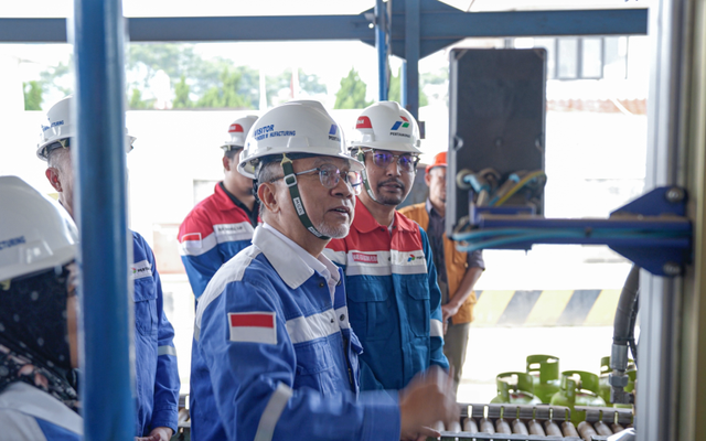 Mendag Zulkifli Hasan saat mengunjungi SPBE PT Bajubang Gasindo, Cimahi, Sabtu (1/6/2024). Foto: Dok. Pertamina