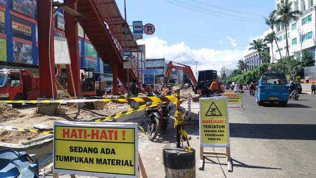 Pembangunan jalur pedestrian di pusat Kota Manado.