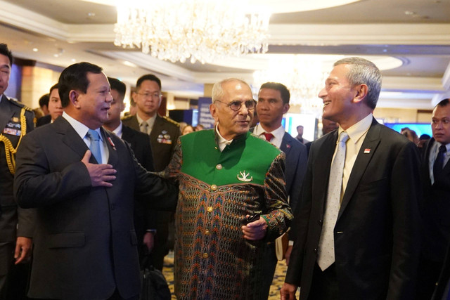 Momen Prabowo berbincang dengan Presiden Timor Leste Ramos Horta di sela-sela gelaran The International Institute for Strategic (IISS) Shangri-La Dialogue 2024 yang diadakan di Singapura. Foto: Dok. Humas Kemhan RI