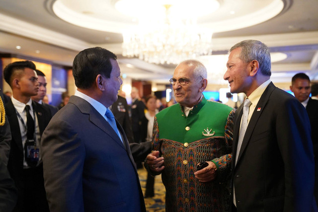 Momen Prabowo berbincang dengan Presiden Timor Leste Ramos Horta di sela-sela gelaran The International Institute for Strategic (IISS) Shangri-La Dialogue 2024 yang diadakan di Singapura. Foto: Dok. Humas Kemhan RI