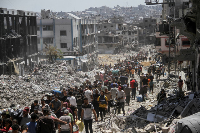 Warga Palestina memeriksa kerusakan setelah pasukan Israel mundur dari kamp pengungsi Jabalia, menyusul serangan di Jalur Gaza utara, Kamis (30/5/2024). Foto: Mahmoud Issa/REUTERS