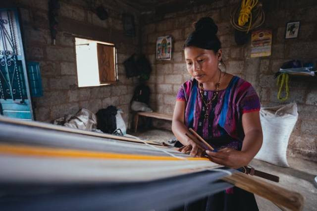 Ilustrasi asal mula songket minangkabau di sumatera barat, sumber foto: Los Muertos Crew by pexels.com