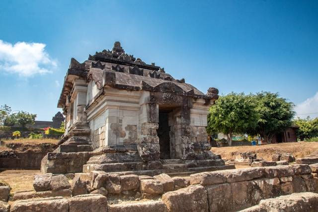 contoh 2 situs peninggalan sejarah bercorak hindu budha di wilayah kabupaten Tulungagung. Foto hanya ilustrasi. Sumber: Unsplash/Yudiono Putranto 