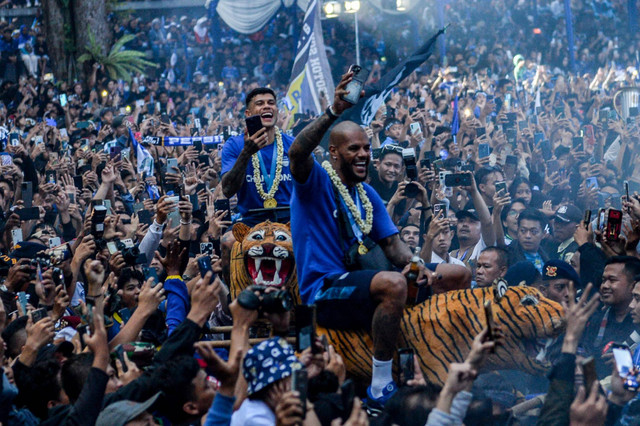 Pesepak bola Persib Bandung David Da Silva (kanan) dan Ciro Alves (kiri) diarak menggunakan sisingaan saat perayaan kemenangan di Gedung Sate, Bandung, Jawa Barat, Sabtu (1/6/2024). Foto: Raisan Al Farisi/ANTARA FOTO