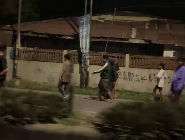 Sekelompok remaja diduga hendak tawuran di Jalan Yos Sudarso, Kelurahan Sukaraja, Kecamatan Bumi Waras, Bandar Lampung. | Foto: Istimewa