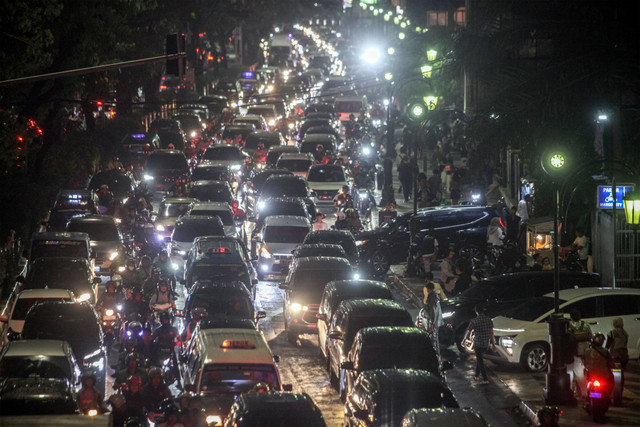 Kendaraan terjebak kemacetan di Jalan Raya Margonda, Kota Depok, Jawa Barat, Sabtu (1/6/2024). Foto: Yulius Satria Wijaya/ANTARA FOTO