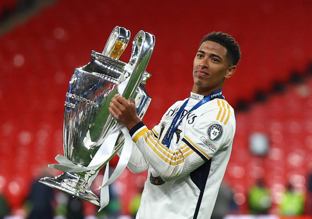 Jude Bellingham angkat trofi usai Real Madrid kalahkan Borussia Dortmund dalam final Liga Champions 2023/24 di Stadion Wembley, Inggris, Minggu (2/6) dini hari WIB. Foto: REUTERS/Hannah Mckay