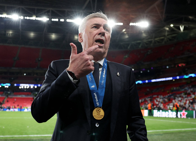 Carlo Ancelotti usai Real Madrid kalahkan Borussia Dortmund dalam final Liga Champions 2023/24 di Stadion Wembley, Inggris, Minggu (2/6) dini hari WIB. Foto: REUTERS/Claudia Greco