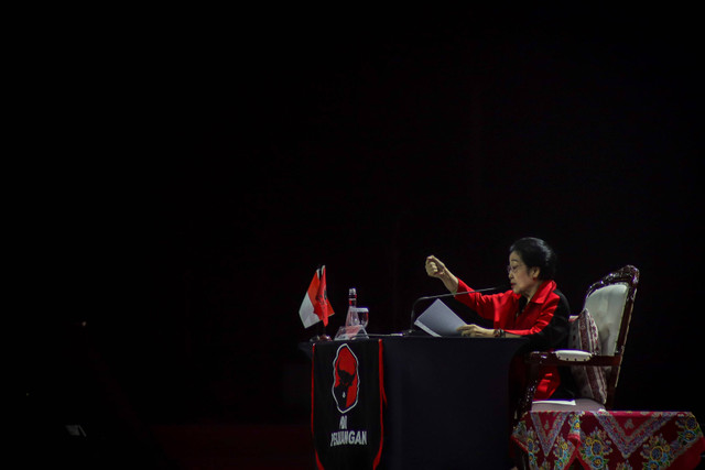 Ketua Umum PDI Perjuangan (PDIP) Megawati Soekarnoputri menyampaikan pidato penutup pada hari terakhir Rapat Kerja Nasional (Rakernas) V PDIP di Ancol, Jakarta, Minggu (26/5/2024). Foto: Jamal Ramadhan/kumparan