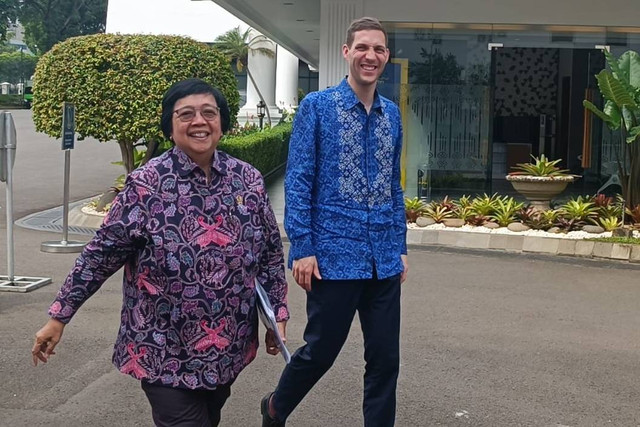 Menteri LHK Siti Nurbaya Bakar (kiri) dan Menteri Iklim dan Lingkungan Hidup Norwegia, Andreas Bjelland Erikson menemui Presiden Joko Widodo di Istana Merdeka, Jakarta, Minggu (2/6/2024). Foto: Zamachsyari/kumparan