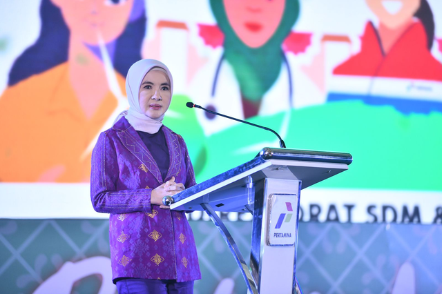 Direktur Utama Pertamina Nicke Widyawati memberikan sambutan di acara Pertiwi Menginspirasi 2024 dengan tema Sustainable Lifestyle for Holistic Well-Being di Grha Pertamina, Jakarta, Jumat (31/5). Foto: Dok Pertamina