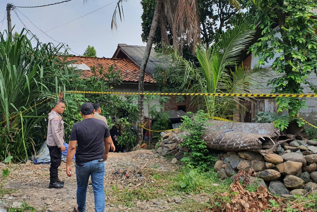 Polisi Olah TKP pembunuhan bocah 9 tahun di Bekasi. Foto: kumparan