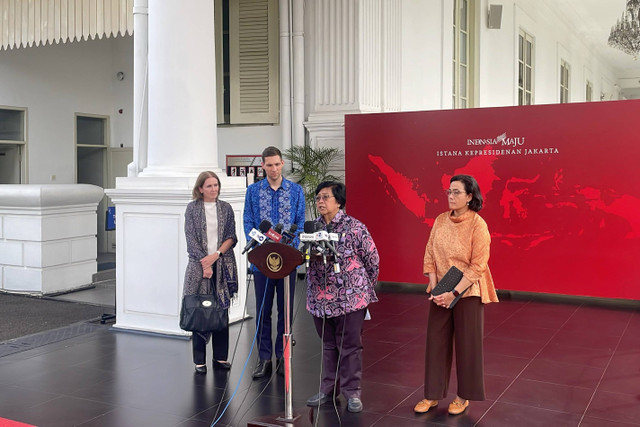 Konferensi pers Menteri LHK Siti Nurbaya, Menteri Lingkungan Hidup dan Iklim Norwegia Andreas Bjelland Erikson dan Menteri Keuangan Sri Mulyani (kuning) di Istana Merdeka, Jakarta, Minggu (2/6/2024). Foto: Zamachsyari/kumparan