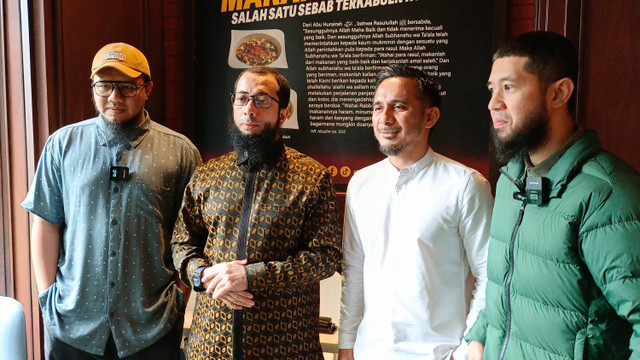 Ustaz Khalid Basalamah saat Buka Ajwad Resto Foto: Aprilandika Pratama/kumparan