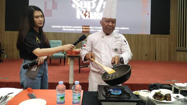 Chef Aryaduta Manado saat mempraktikan cara memasak salah satu menu favorit yang akan disajikan selama program Sapta Rasa 2024. 