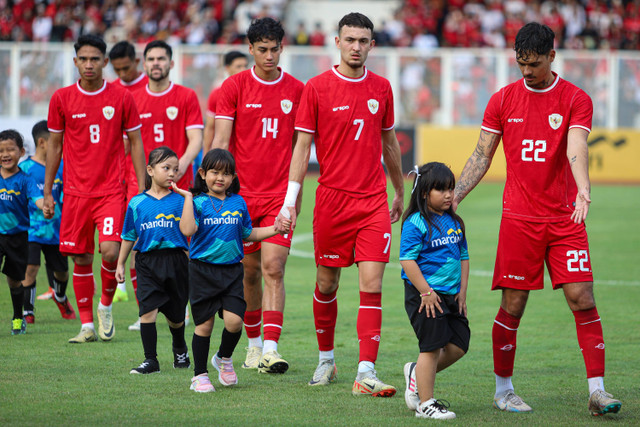 Skuad Timnas Indonesia saat memasuki lapangan jelang laga persahabatan Indonesia vs Tanzania di Stadion Madya, Senayan, Jakarta, Minggu (2/6/2024). Foto: Iqbal Firdaus/kumparan