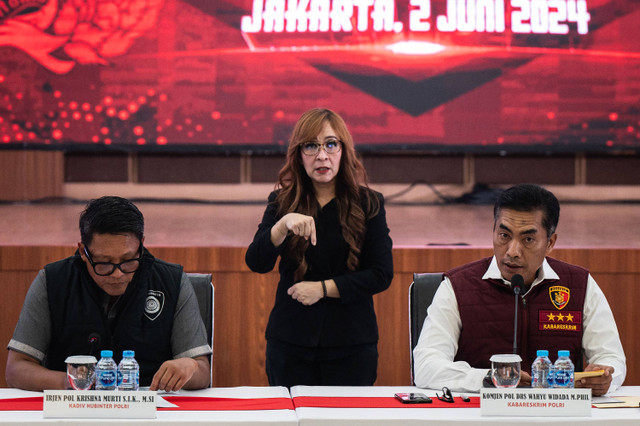 Kabareskrim Polri Komjen Pol Wahyu Widada (kanan) bersama Kadiv Hubinter Polri Irjen Pol Krishna Murti (kiri) memberikan keterangan saat konferensi pers penangkapan buronan Interpol Thailand di Gedung Bareskrim Polri, Jakarta, Minggu (2/6/2024). Foto: Bayu Pratama S/ANTARA FOTO