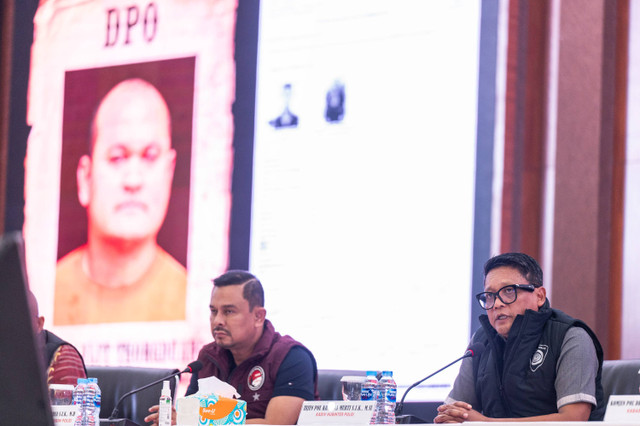 Kadiv Hubinter Polri Irjen Pol Krishna Murti (kanan) bersama Dirtipidnarkoba Bareskrim Polri Brigjen Pol Mukti Juharsa (kiri) berikan keterangan saat konferensi pers penangkapan buronan Interpol Thailand di Gedung Bareskrim Polri, Minggu (2/6/2024). Foto: Bayu Pratama S/ANTARA FOTO