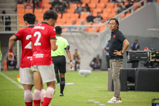 Pelatih Sabah FC Datuk Ong Kim Swee saat laga Sabah FC melawan PSIS Semarang pada pertandingan perebutan juara ke tiga RCTI Premium Sports di Jakarta International Stadium, Jakarta, Minggu (2/6/2024) Foto: Jamal Ramadhan/kumparan