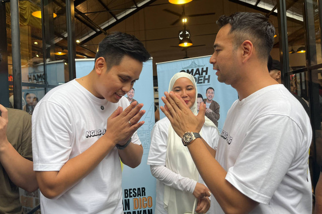 Pesinetron Raffi Ahmad dan Bupati Kendal Dico Ganinduto saat meresmikan rumah makan Omah Gedeh Rodjo Sambel di Semarang.  Foto: Intan Aliva/kumparan