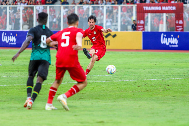 Pemain Timnas Indonesia Thom Haye (19) menendang bola pada laga persahabatan antara Timnas Indonesia vs Tanzania di Stadion Madya, Senayan, GBK, Minggu (2/6/2024). Foto: Iqbal Firdaus/kumparan