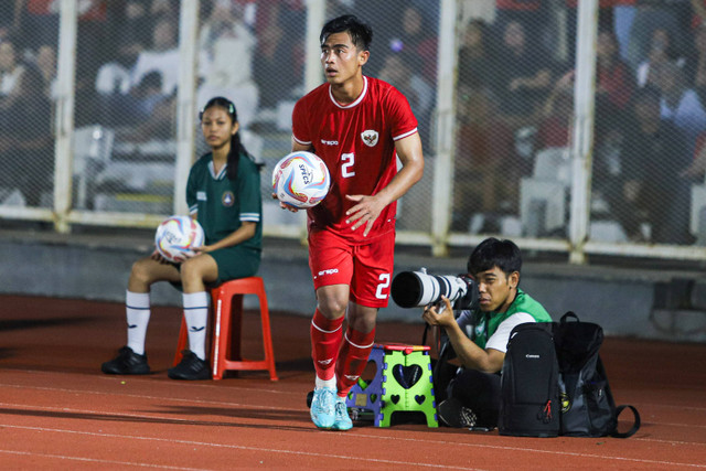 Pemain Timnas Indonesia Pratama Arhan (2) bersiap melempar bola pada laga persahabatan antara Timnas Indonesia vs Tanzania di Stadion Madya, Senayan, GBK, Minggu (2/6/2024). Foto: Iqbal Firdaus/kumparan