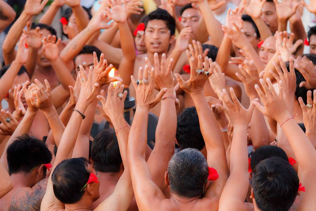 Ilustrasi makna tari kecak di bali. Sumber: pixabay