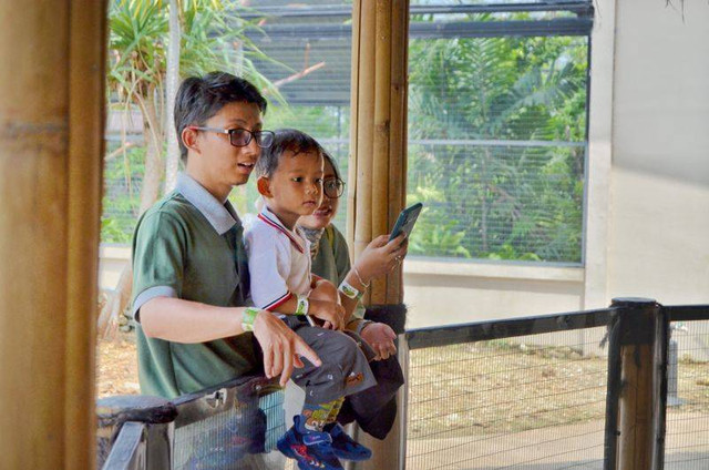 keluarga yang tengah berkunjung ke Aviary Park Bintaro ( foto : Ainun Naya Bella Syaputri )