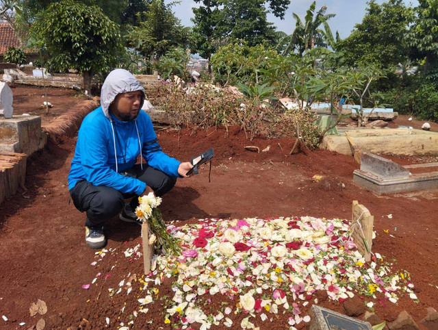 Makam almarhum Muhammad Kadian bobotoh yang meninggal setelah terjatuh dari mobil saat konvoi juara Persib Bandung Foto: kumparan