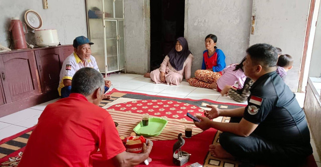 Pihak Kecamatan Cileunyi serta Pemdes Cileunyiwetan, saat pendataan ke rumah Lilis Ule (44) yang diduga tertipu jadi TKW dan terlantar 2 tahun di Kota Dubai, Uni Emirat Arab. Foto: Dok. Istimewa