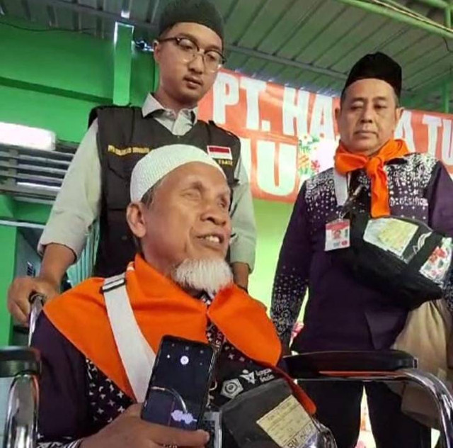 Kasiyo bin Joyo Wiono, tukang pijat tunanetra asal Bali, yang naik haji tahun ini.