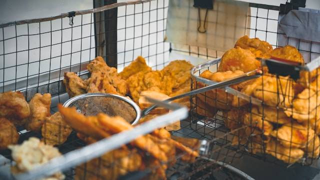 Tempat Beli Pisang Goreng Pontianak di Jakarta Pusat. Foto hanya ilustrasi bukan tempat sebenarnya. Sumber foto: Unsplash.com/Afif Ramdhasuma