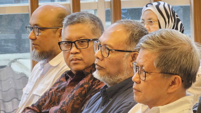 Sekjen PDIP Hasto Kristiyanto (kedua kiri) bersama Novel Baswedan, Bambang Widjojanto, dan Rocky Gerung menghadiri kuliah umum bertajuk "Dilema Intelektual di Masa Gelap Demokrasi: Tawaran Jalan Kebudayaan" di Auditorium FISIP UI, Senin (3/6/2024). Foto: PDIP