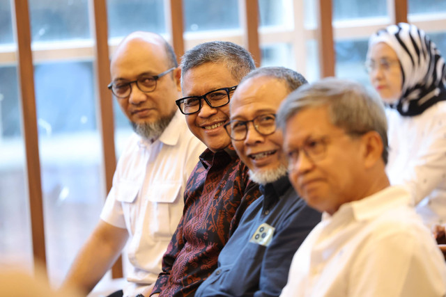 Sekjen PDIP Hasto Kristiyanto (kedua kiri) bersama Novel Baswedan, Bambang Widjojanto, dan Rocky Gerung menghadiri kuliah umum bertajuk "Dilema Intelektual di Masa Gelap Demokrasi: Tawaran Jalan Kebudayaan" di Auditorium FISIP UI, Senin (3/6/2024). Foto: PDIP