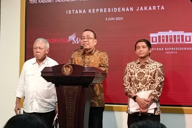 Konferensi pers Mensesneg Pratikno, Menteri PUPR Basuki dan Wamen ATR/BPN Raja Juli di Istana Kepresidenan, Jakarta, Senin (3/6/2024). Foto: Zamachsyari/kumparan