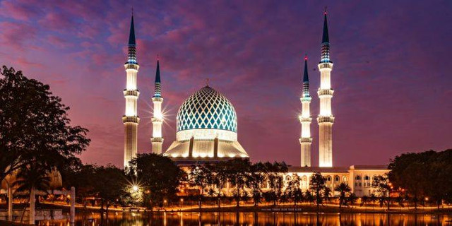 Masjid Nasional Al-Akbar Surabaya, foto hanya ilustrasi bukan gambar sebenarnya. Sumber: Unsplash/Terrence Low